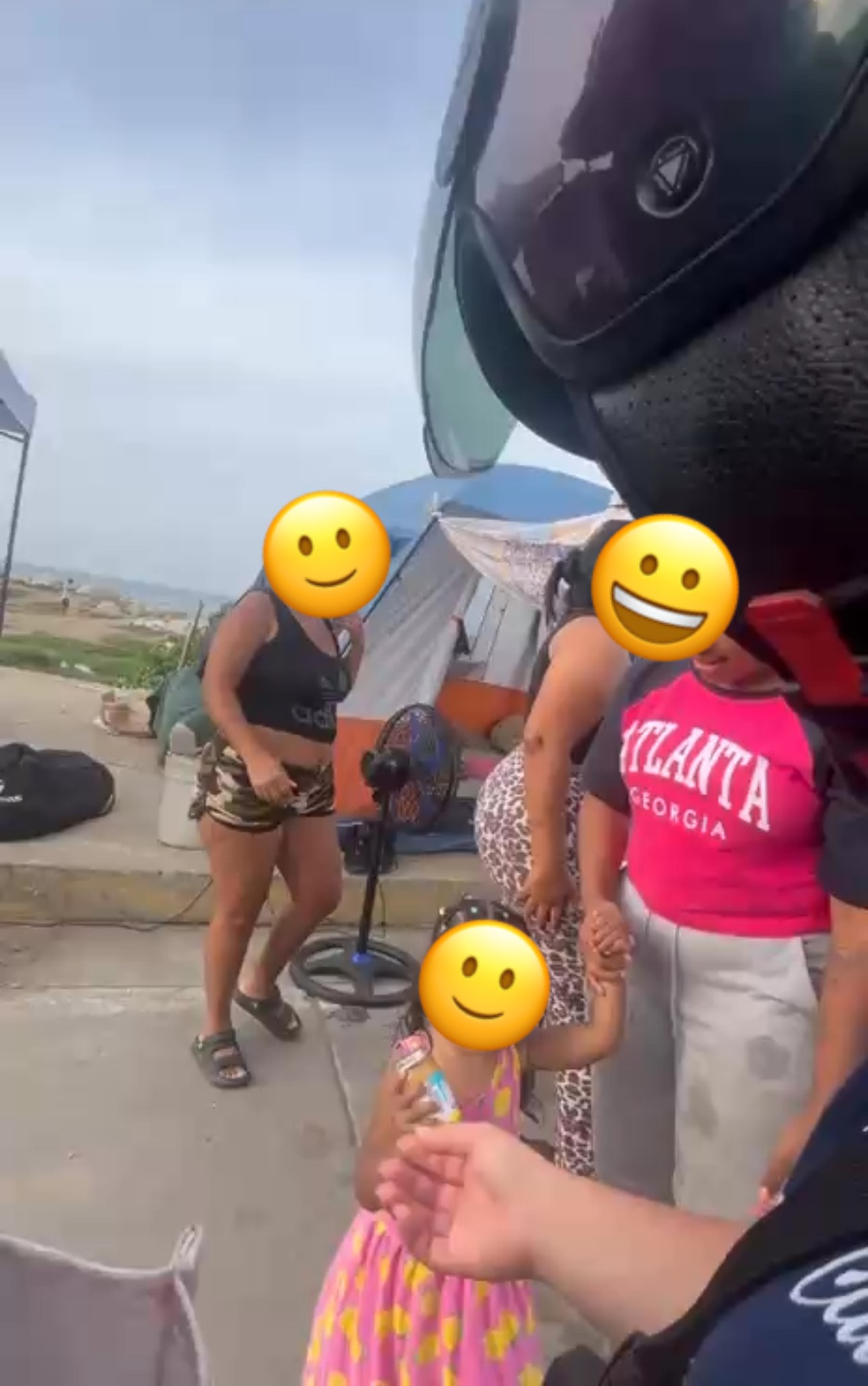 Entrega de compotas a una niña en el campamento