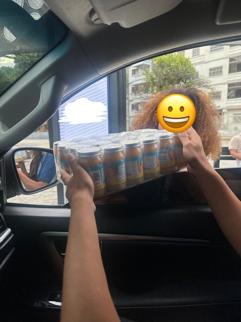 Entrega de compotas a una familia