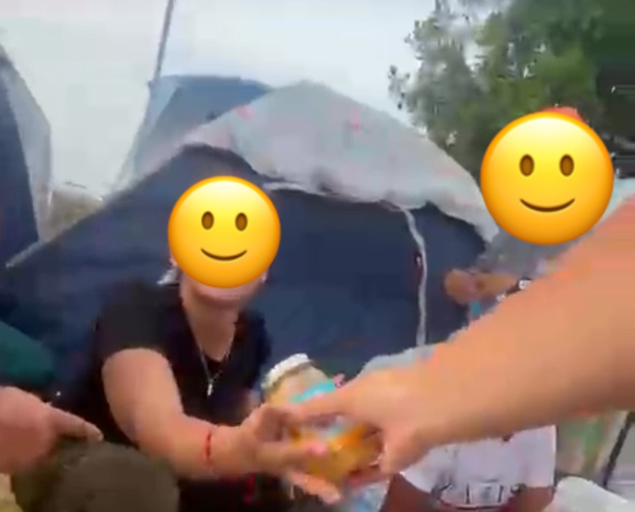 Entrega de compotas a una familia en el campamento
