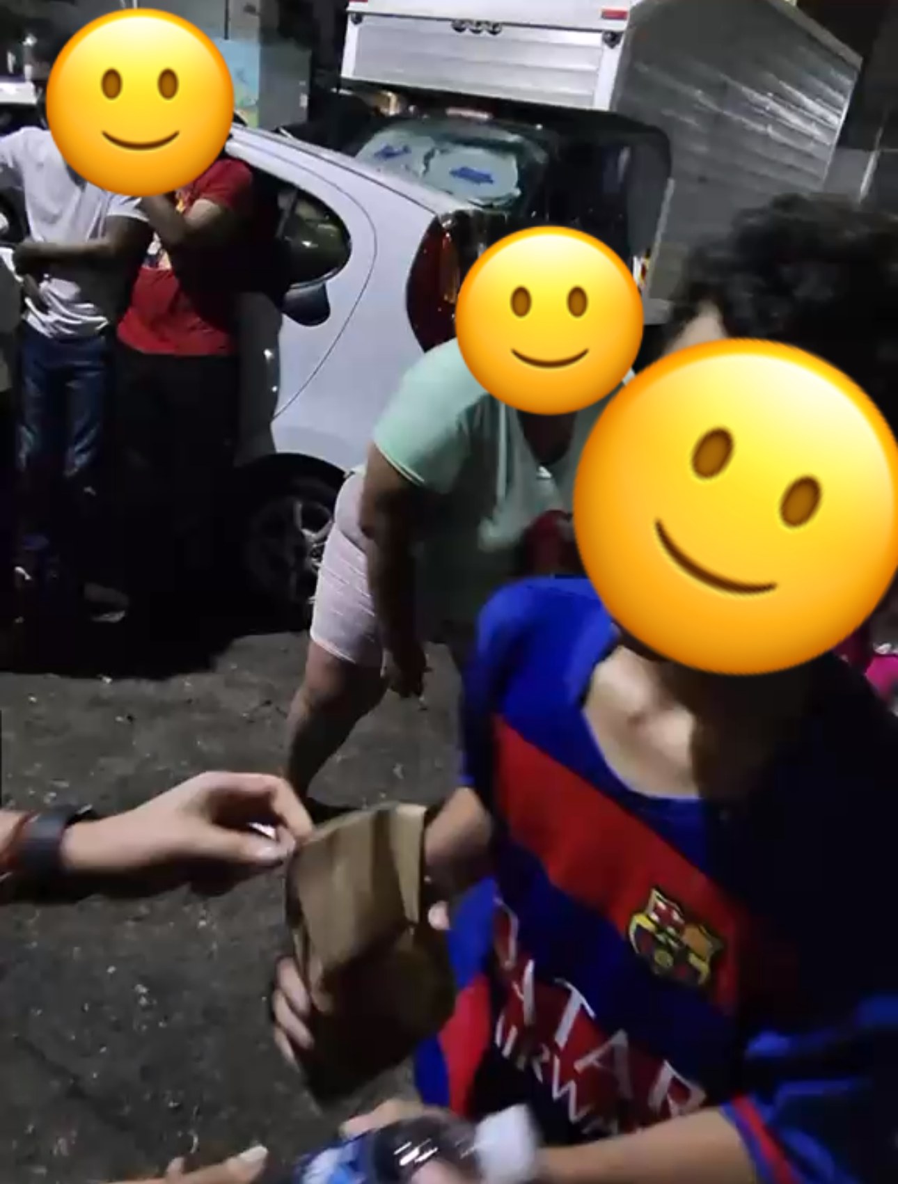 Entrega de ayuda a familias en la comunidad