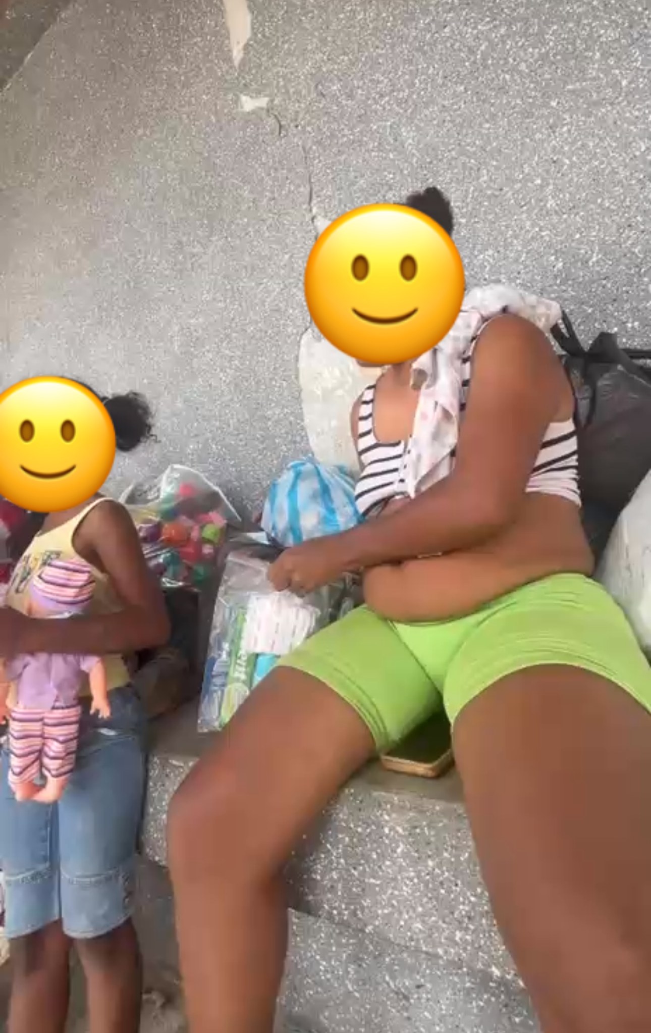 Kits de higiene e insumos entregados a una familia