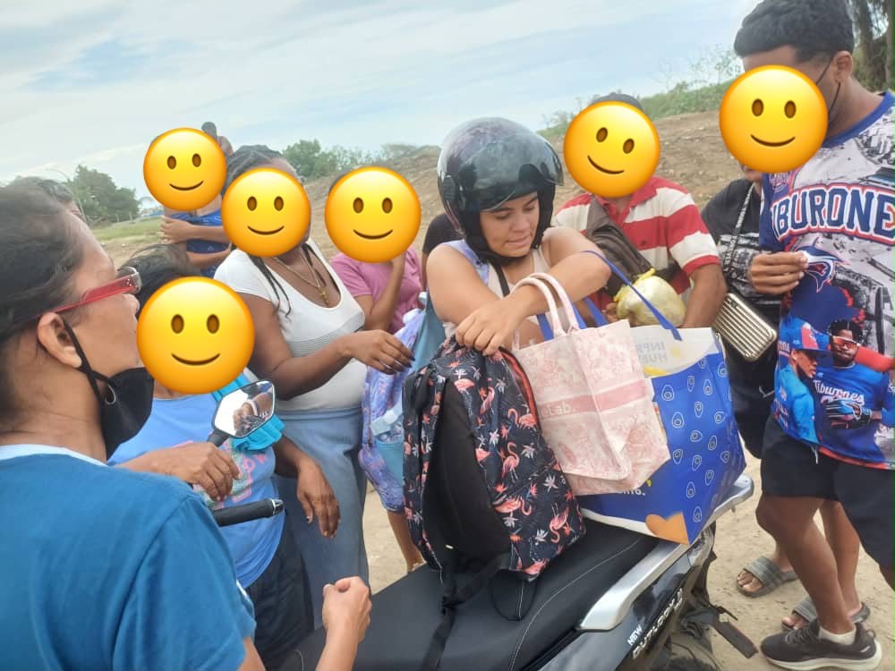 Reparto de bolsas de insumos a las familias en La Guaira