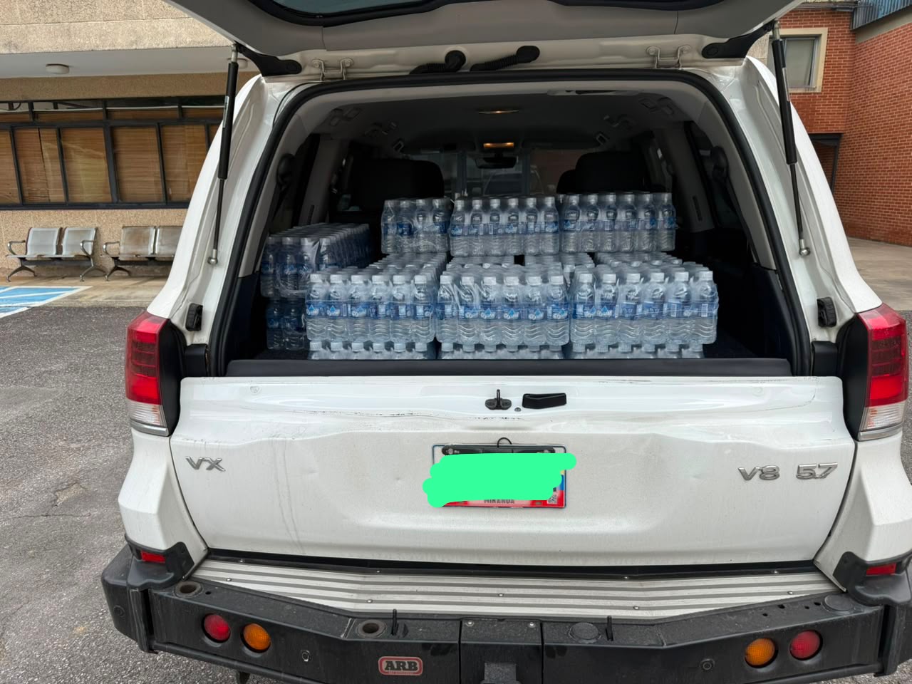 Camioneta cargada de agua para La Guaira
