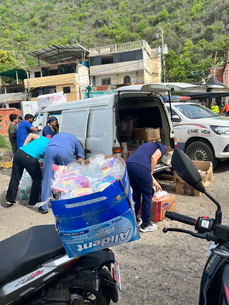 Voluntarios cargando insumos en La Guaira