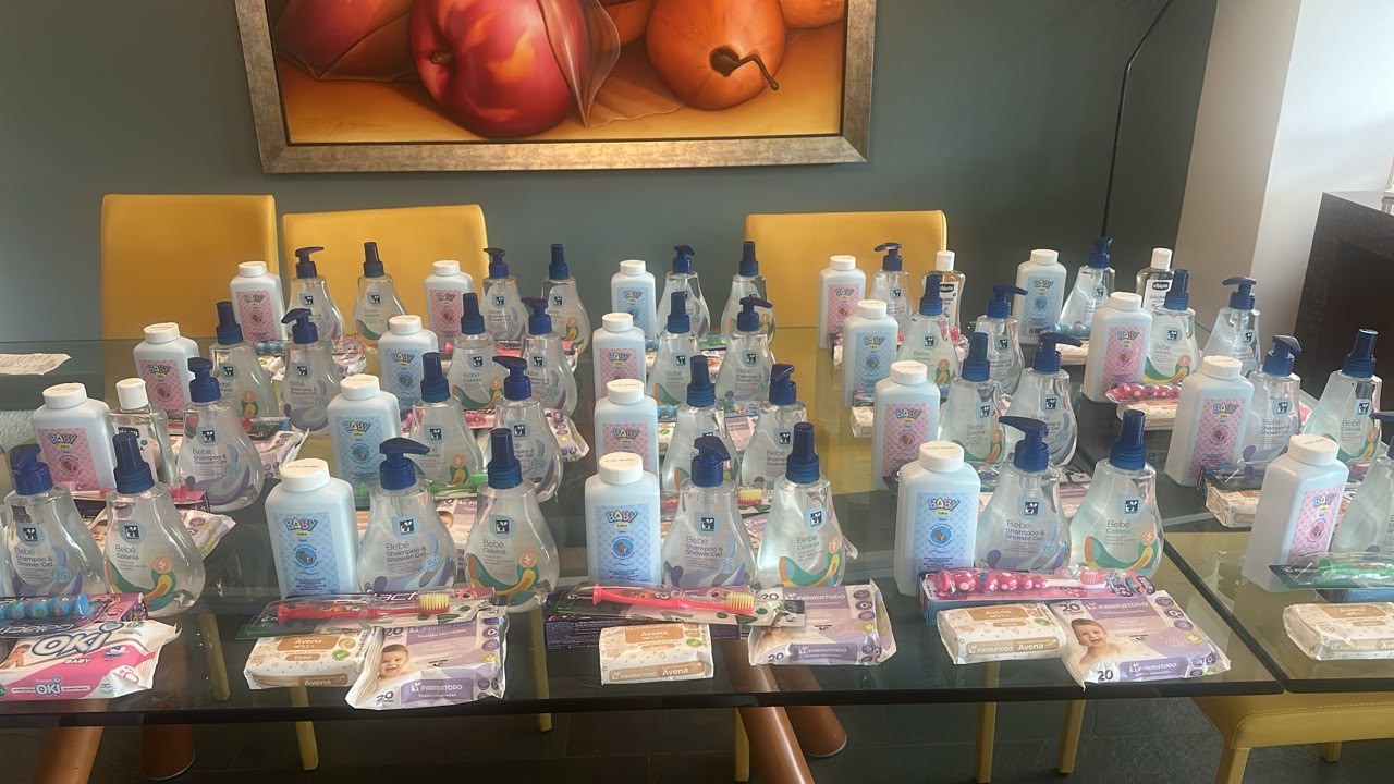 Kits de higiene para bebés (champú, toallitas, cepillos)