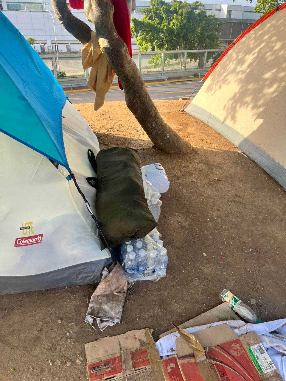 Carpas, agua e insumos en el aeropuerto de Maiquetía