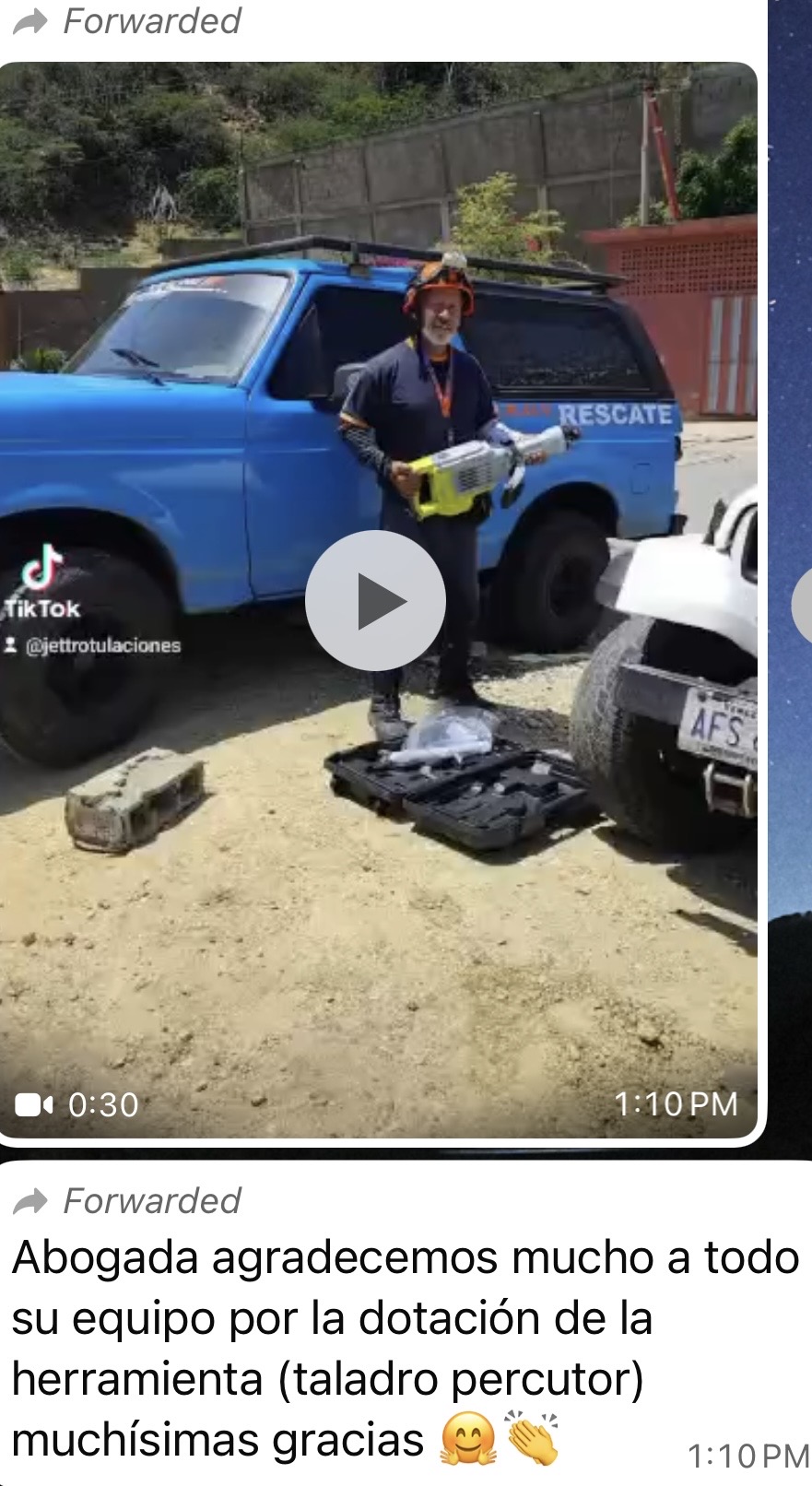 Entrega de martillo demoledor a un equipo de rescate